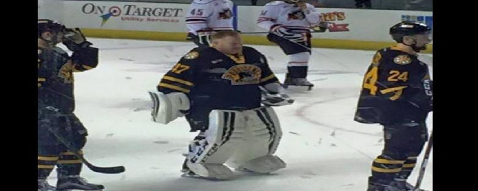 Les Bruins de Providence utilisent un gardien de ligue de garage!