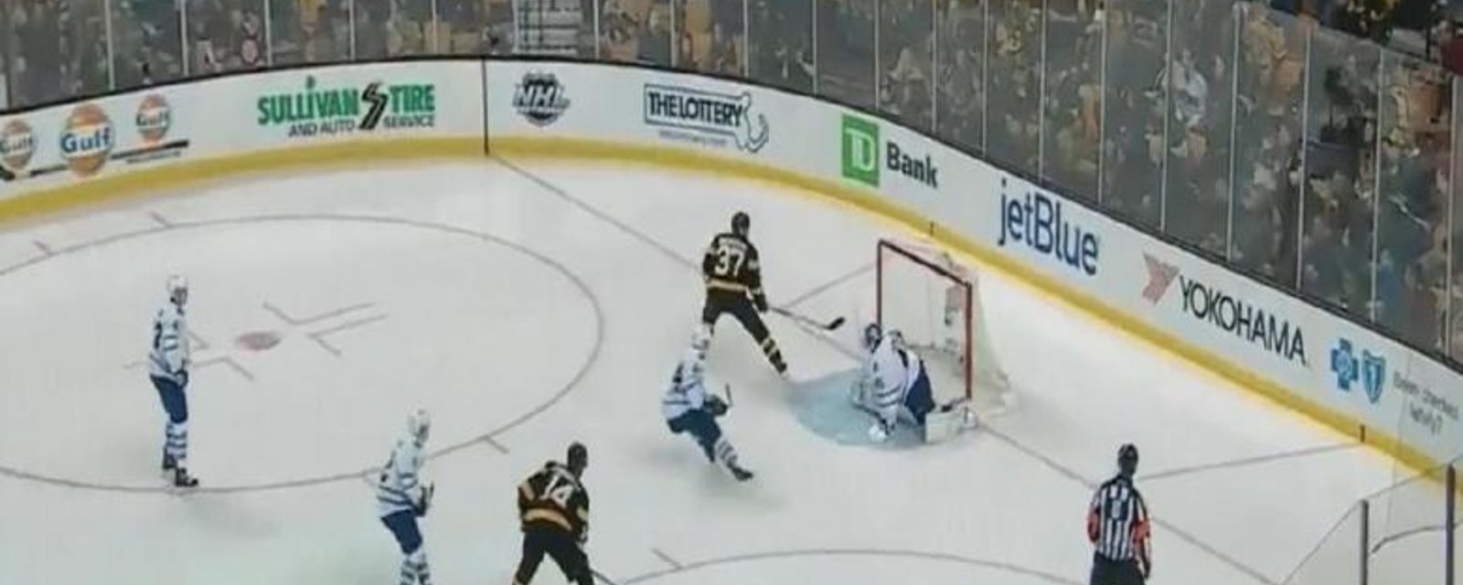 Great stretch pass and dirty finish by Bergeron!