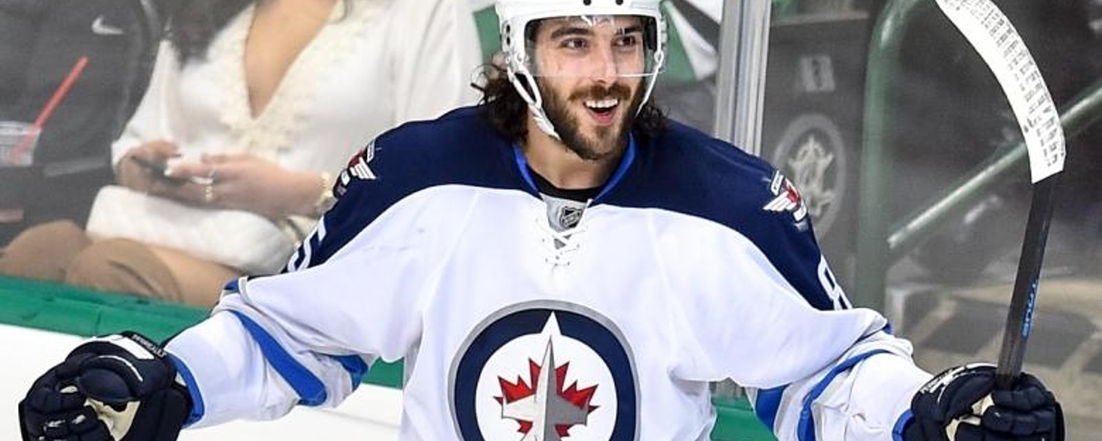 Jets sign veteran forward to big contract extension.
