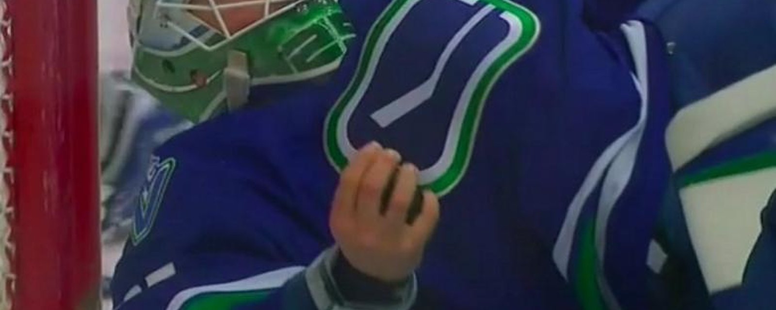 Markstrom loses his glove, makes an incredible bare-handed save.