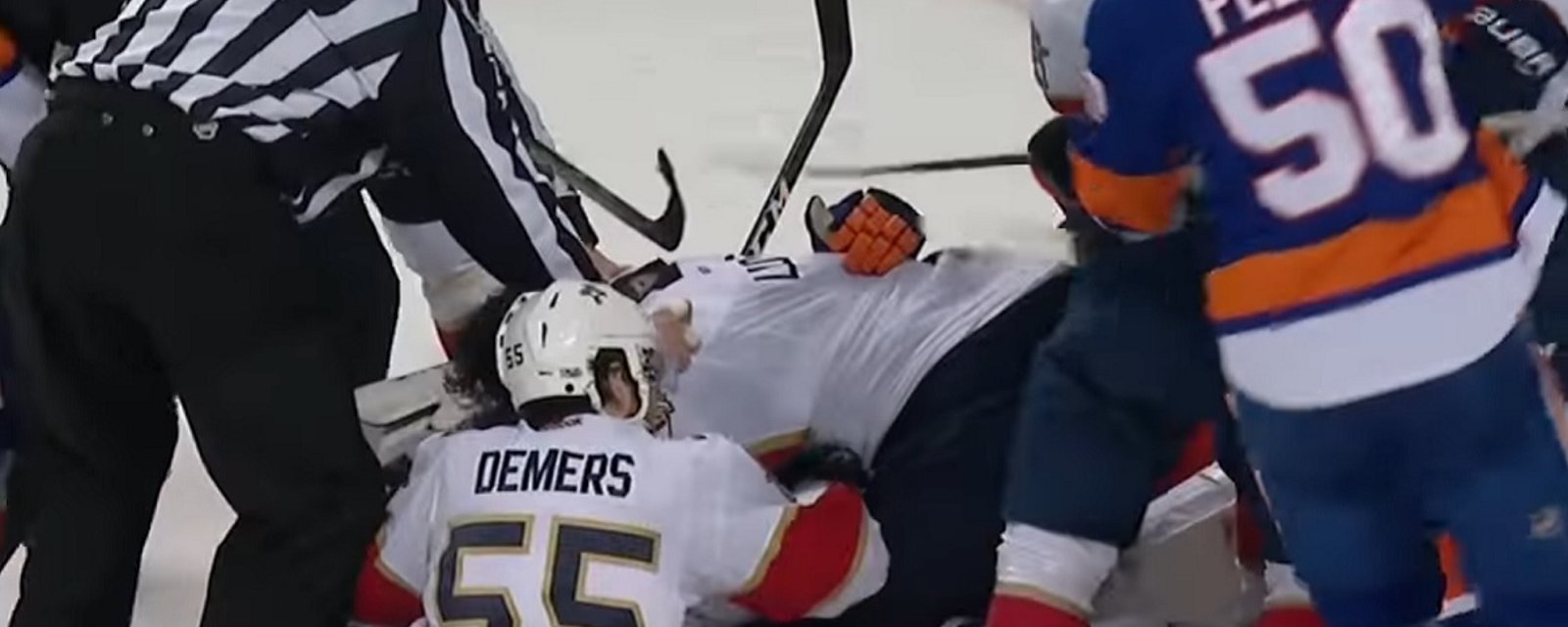 Roberto Luongo loses his cool and goes after Cizikas on Wednesday night!