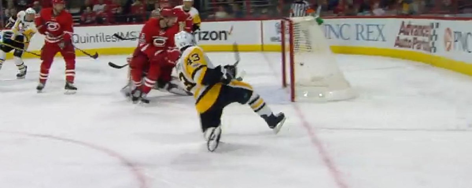 Crosby with sick no look behind the back assist