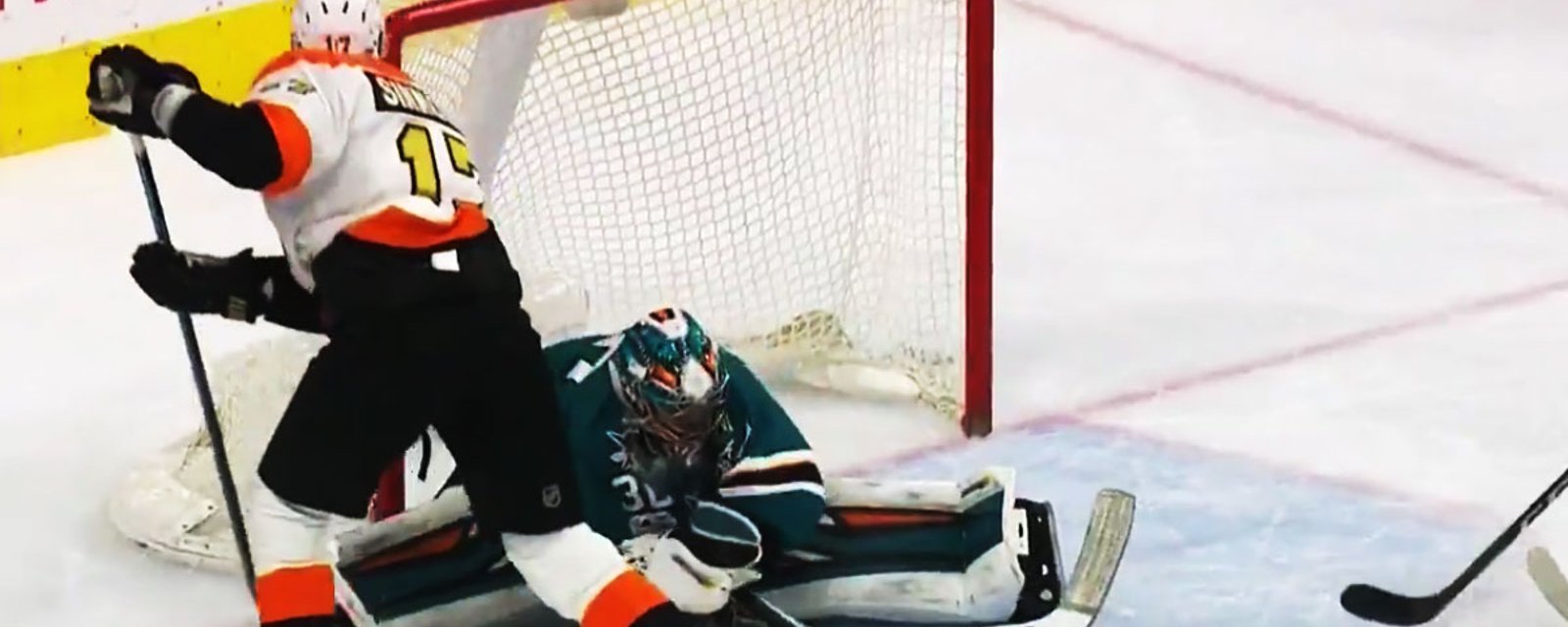 Dell robs Wayne Simmonds with ridiculous glove save!