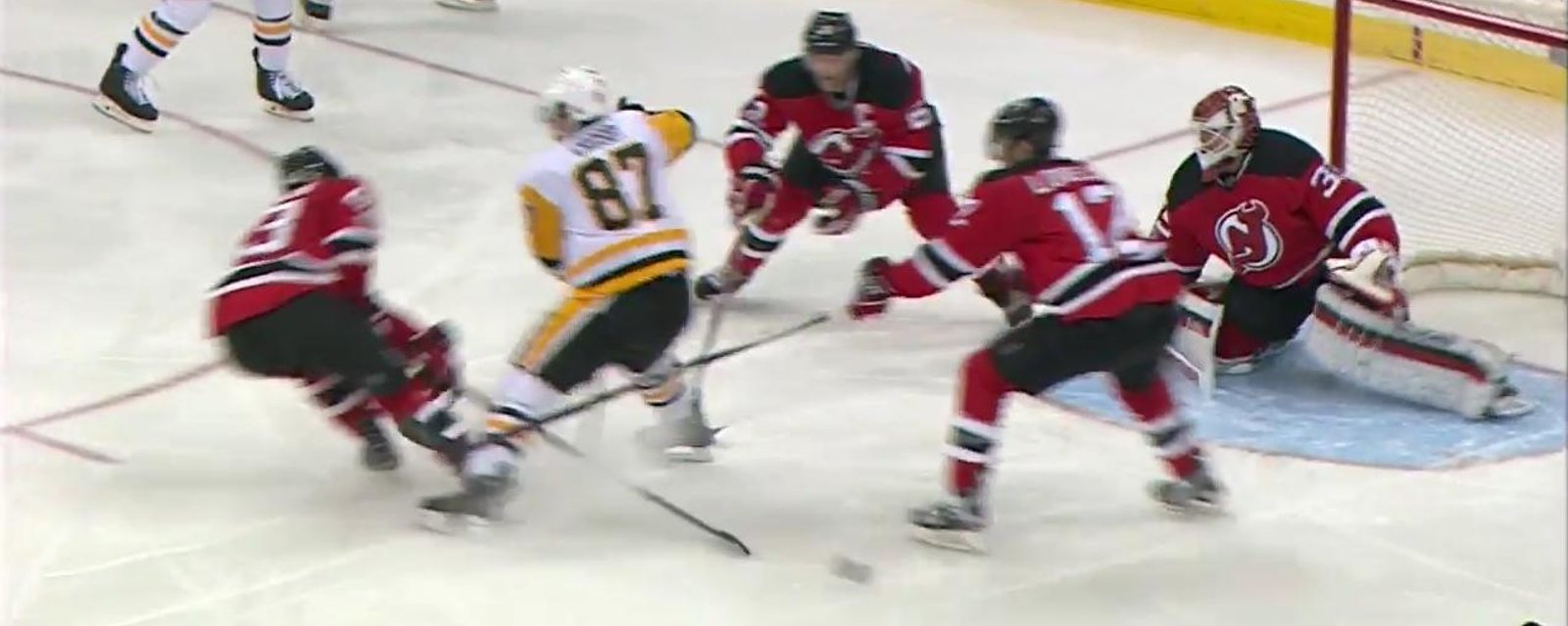 MUST SEE : Amazingly smart no-look between the legs by Crosby. 