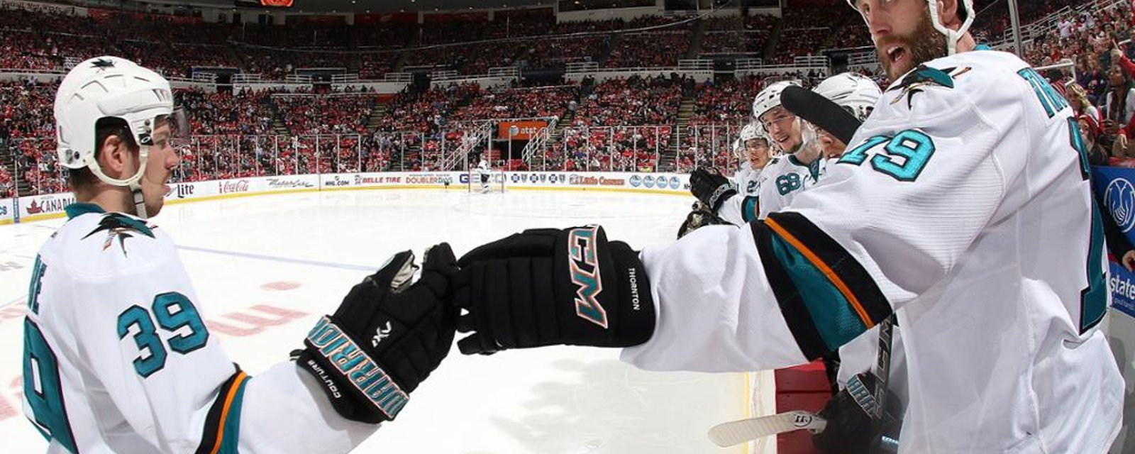 Logan Couture reacts to Thornton signature. 