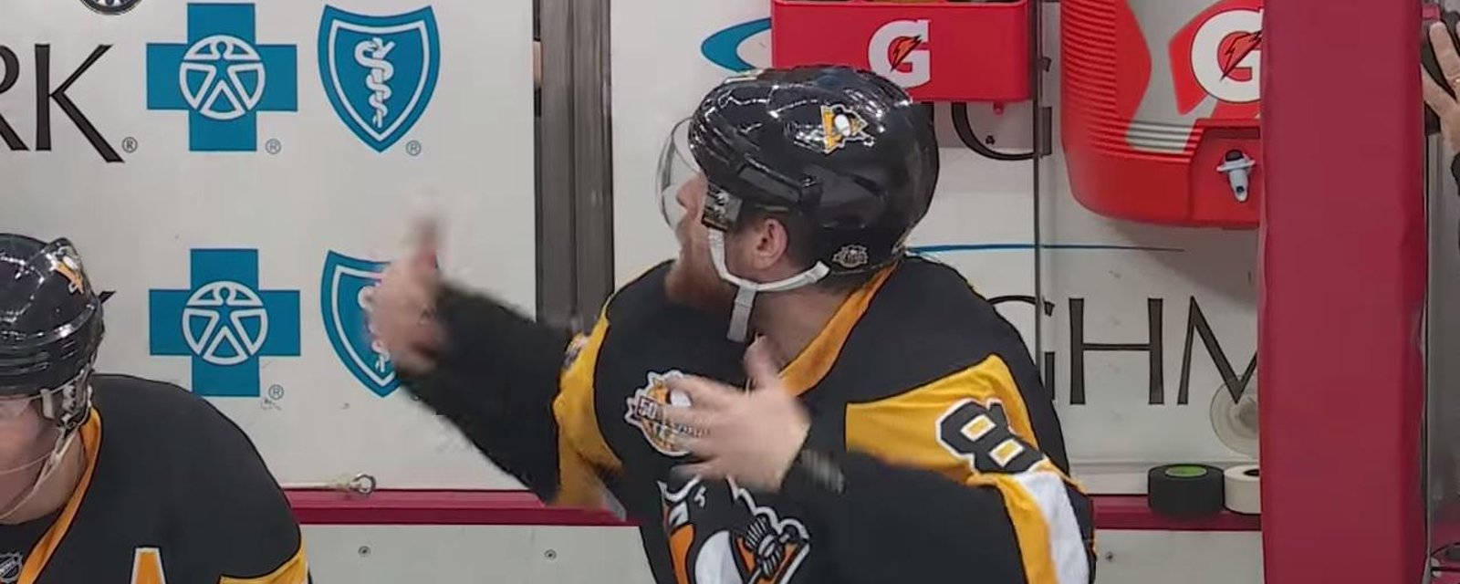 Phil Kessel ANGRY after losing blade. 