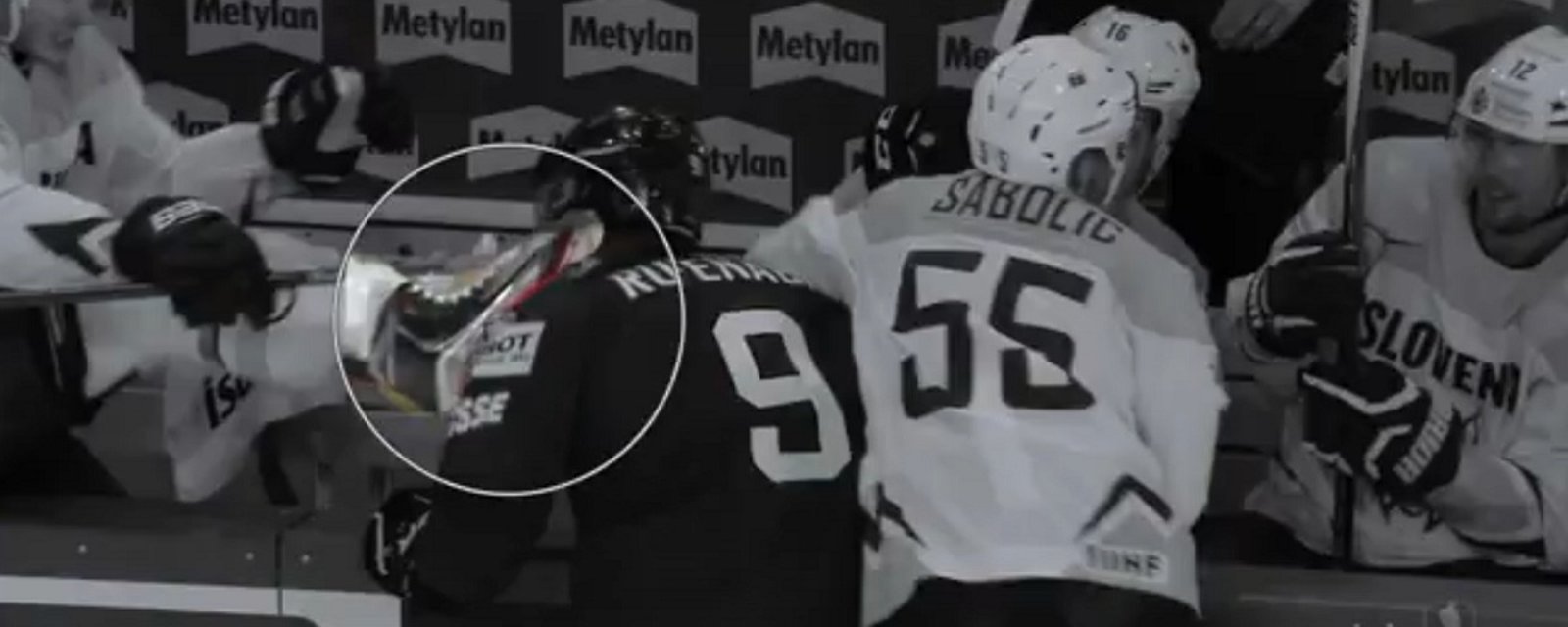 Player kicks opponent in the neck with his skate at World Championship