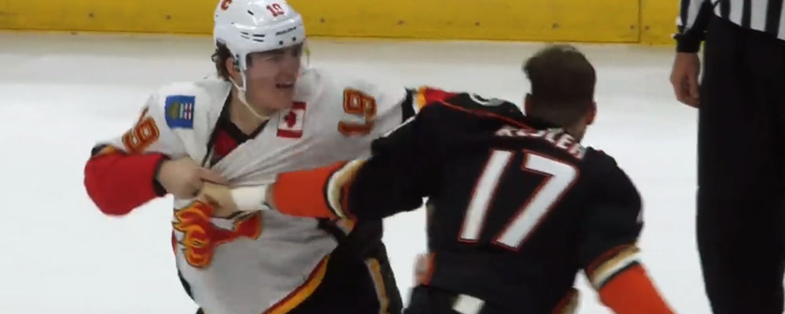 Kesler and Tkachuk drop the gloves in a titanic fight, both throw heavy punches!