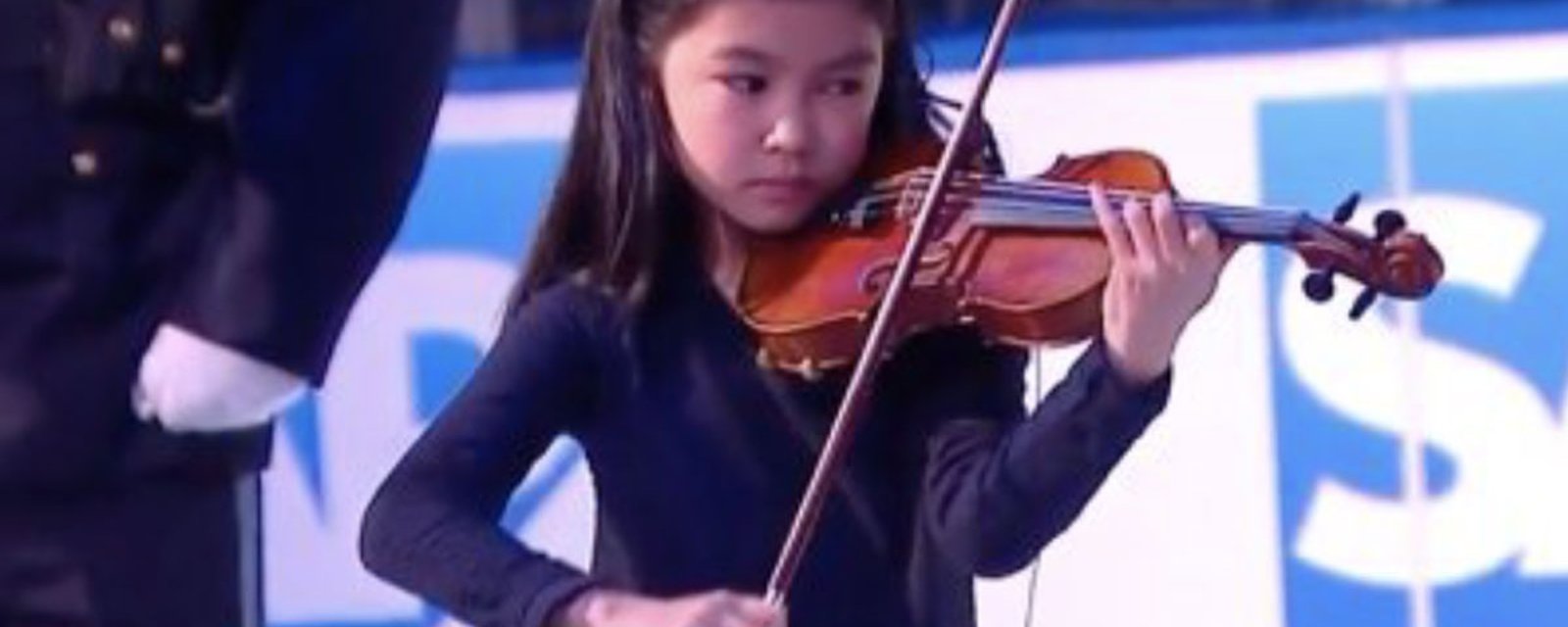 10-year-old dazzles fans with violin version of national anthem in New York! 