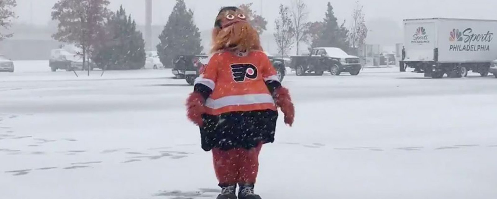 Flyers mascot discovers snow for the first time, chirps rival NHL mascot