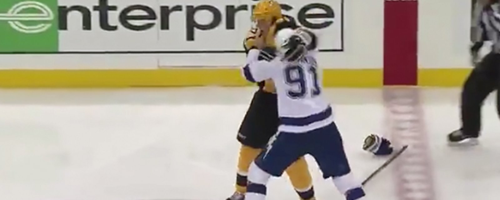 Malkin and Stamkos drop the gloves and go at it!
