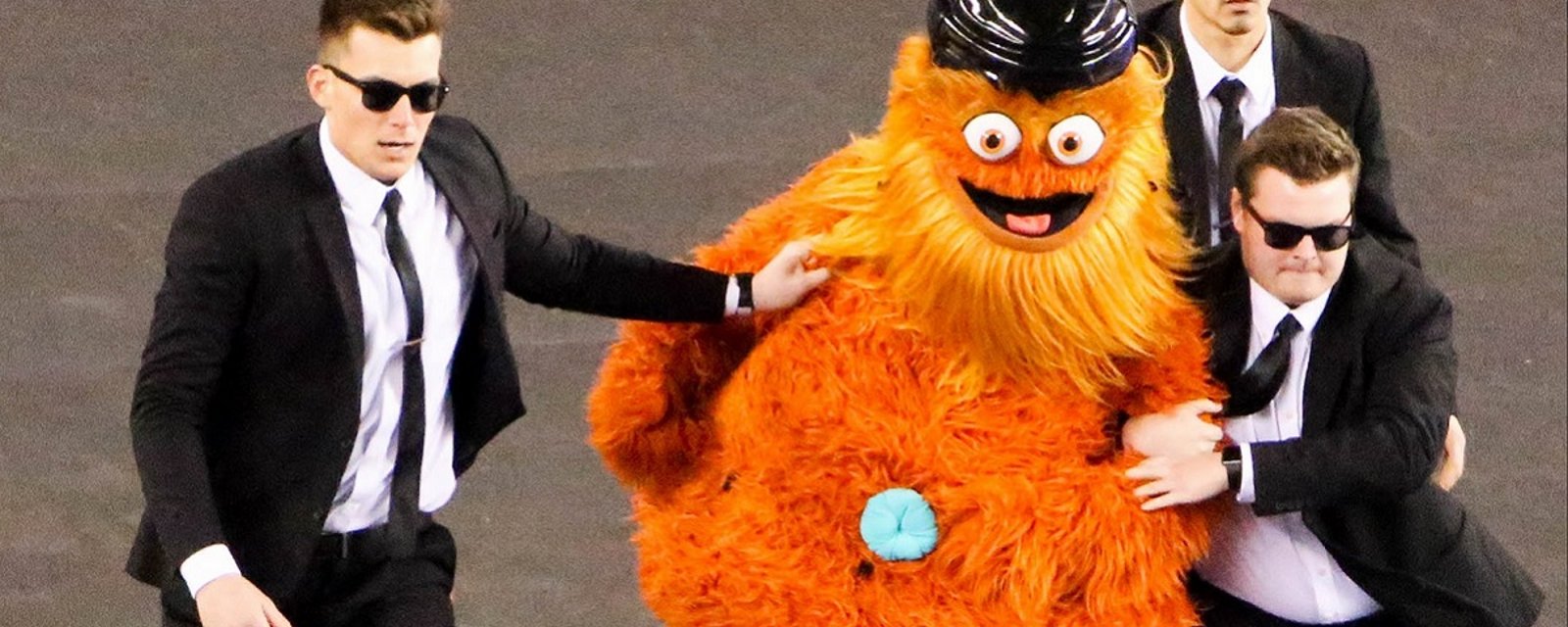 Chaos in Philadelphia as security tries to apprehend a streaking Gritty!