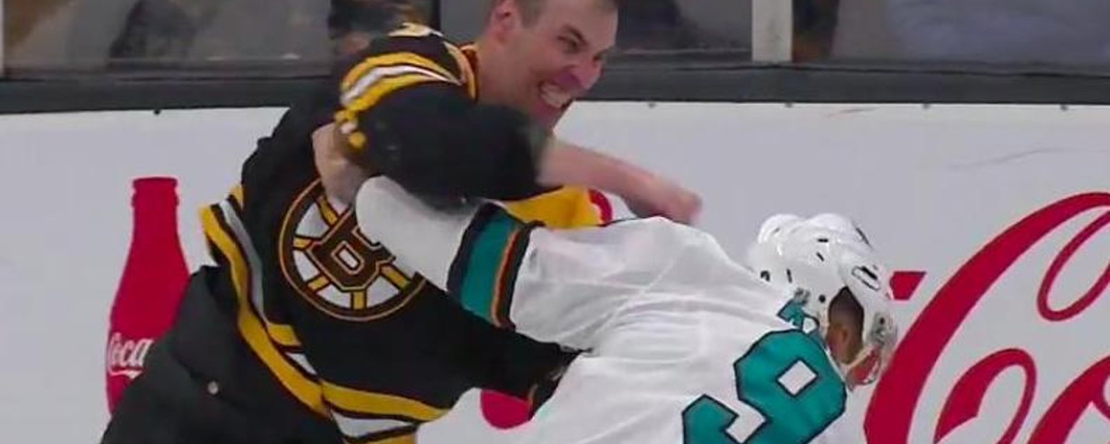 41-year-old Chara punishes Kane for trying to attack him from behind! 