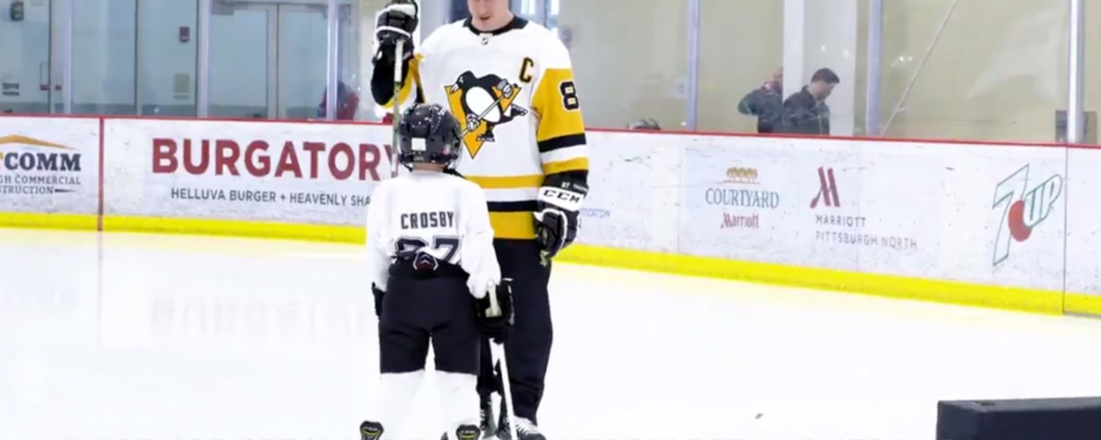 Crosby has an adorable on-ice interaction with young hockey player