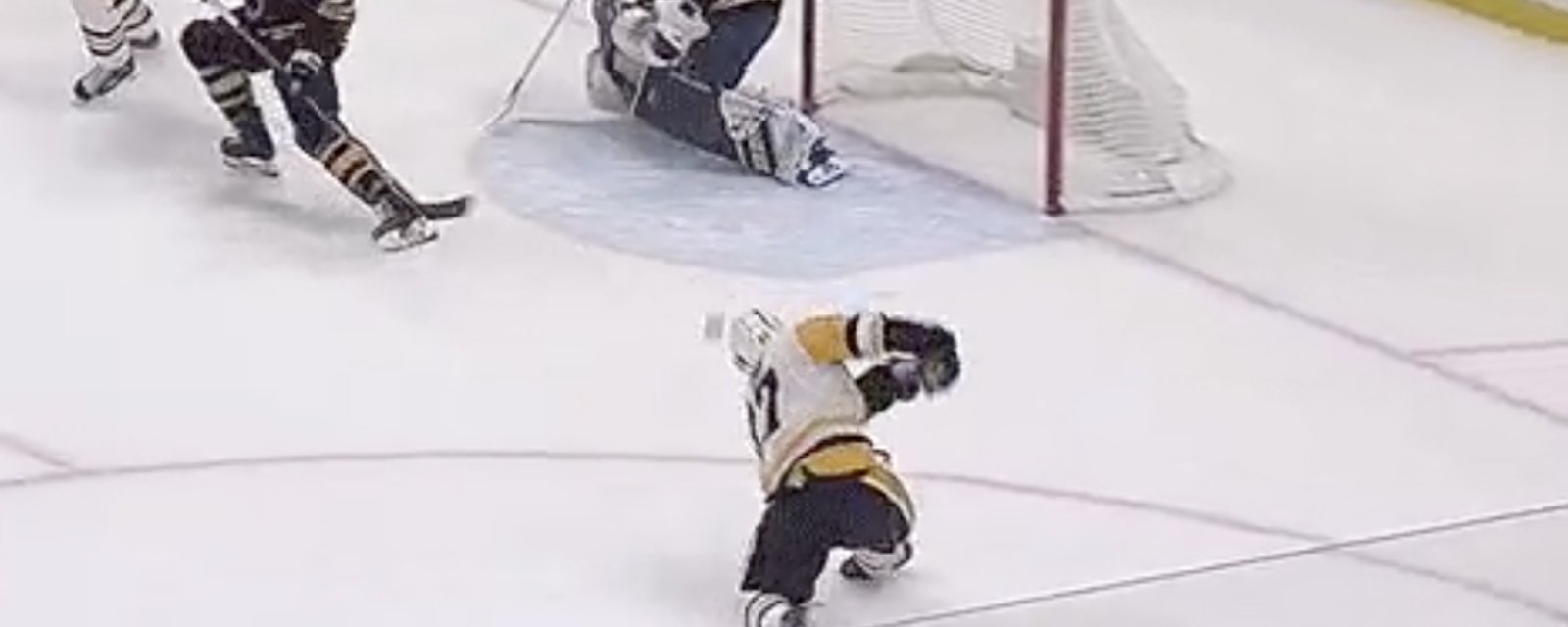 Crosby ties Jagr for 2nd place in Penguins history with balancing act goal! 