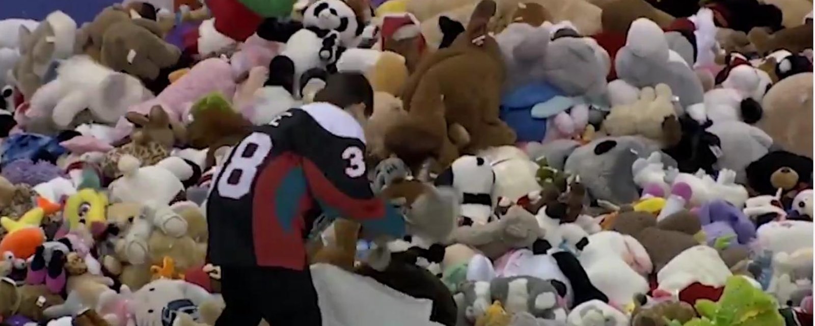 Report: Hershey Bears shatter previous world record with insane Teddy Bear Toss.