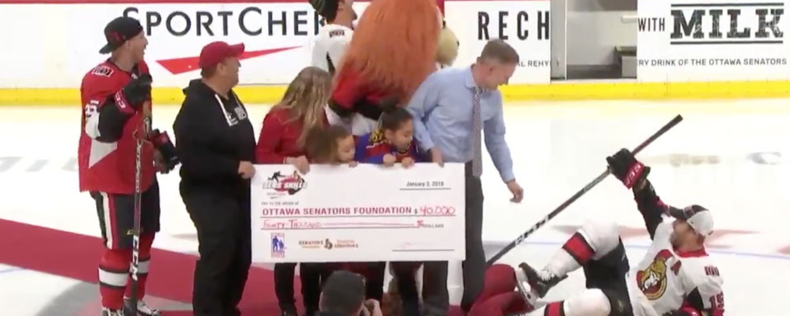 Sens' Smith wipes out on carpet at centre ice during Skills event at Canadian Tire Centre 