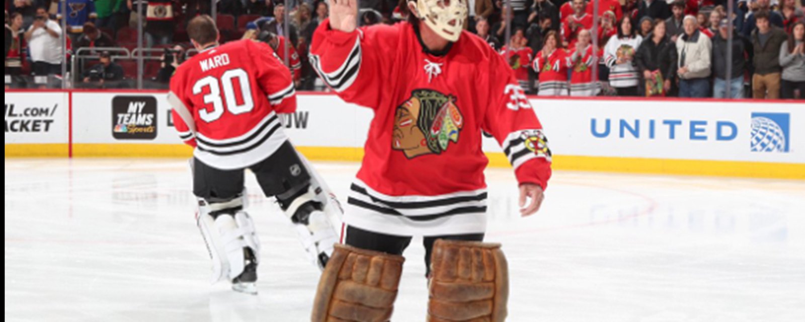 Phil and Tony Esposito bring Blackhawks fans to their feet with “One More Shift”