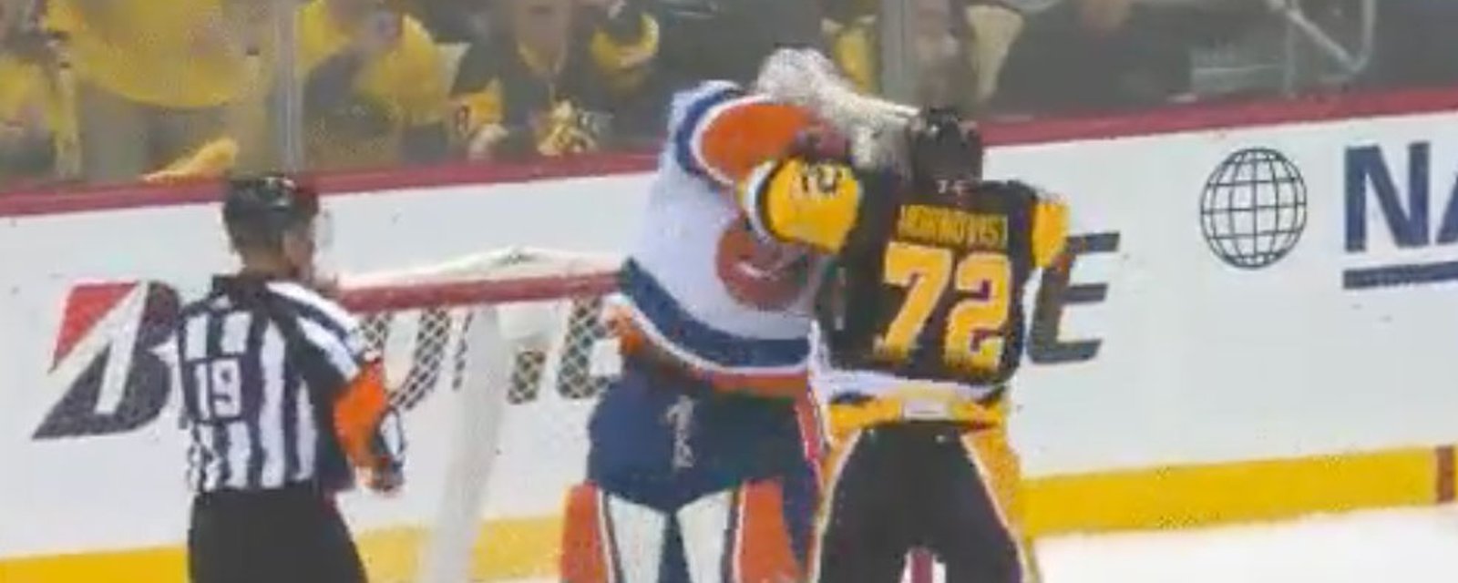 Hornqvist tries to get Lehner to fight as line brawl erupts on the ice! 