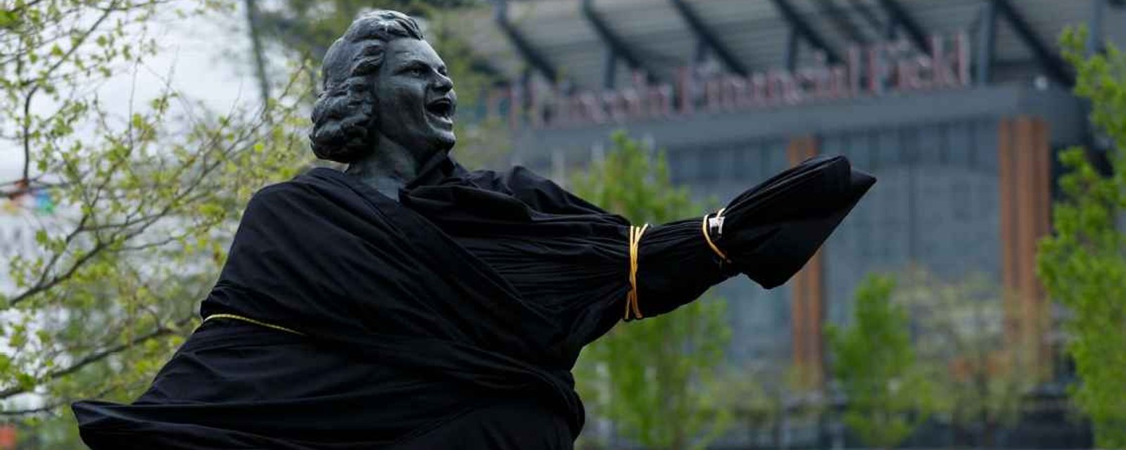 Flyers pull down historic statue after accusations of racism.