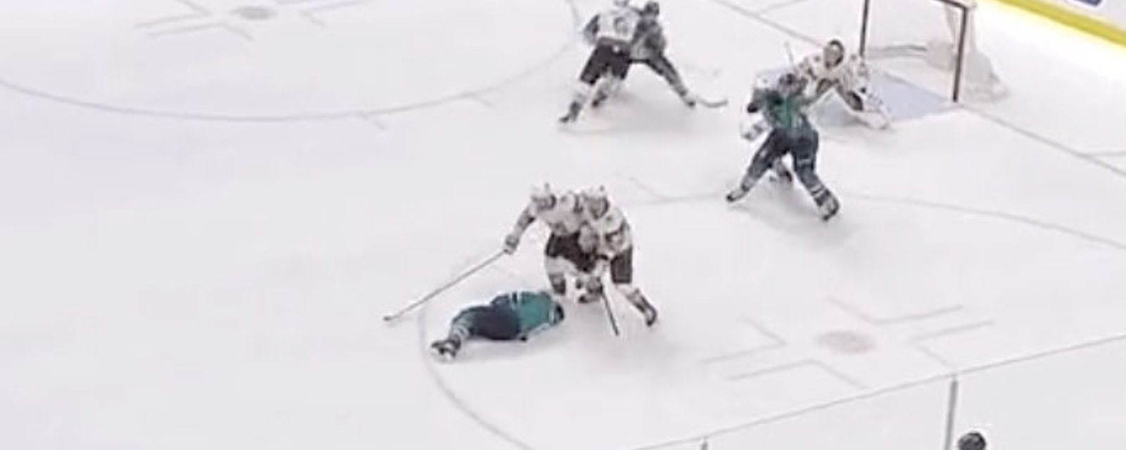 Breaking: Doctor rushes on the ice to help distressed bleeding Pavelski