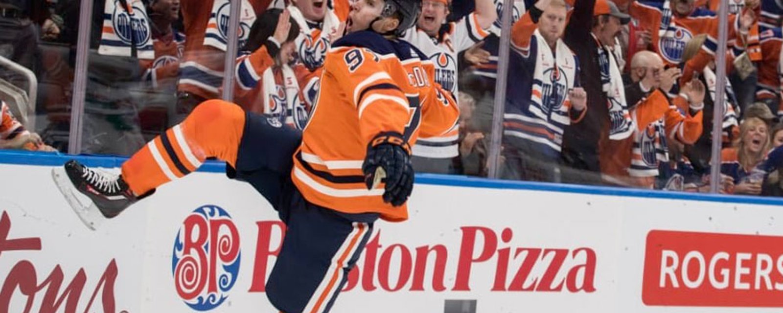 McDavid dazzles with a highlight reel goal to put the Oilers up late in the third period