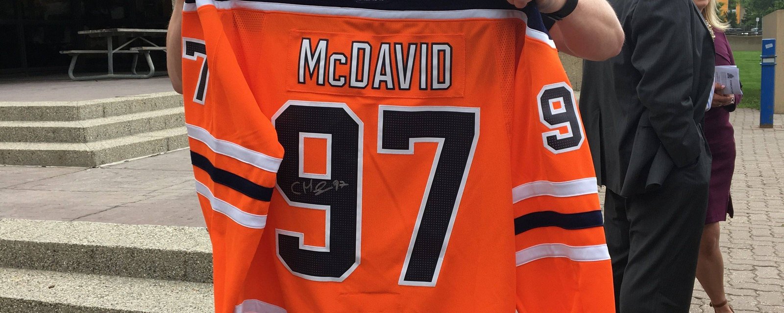 Edmonton suspect has defrauded Oilers fans with fake McDavid signatures! 