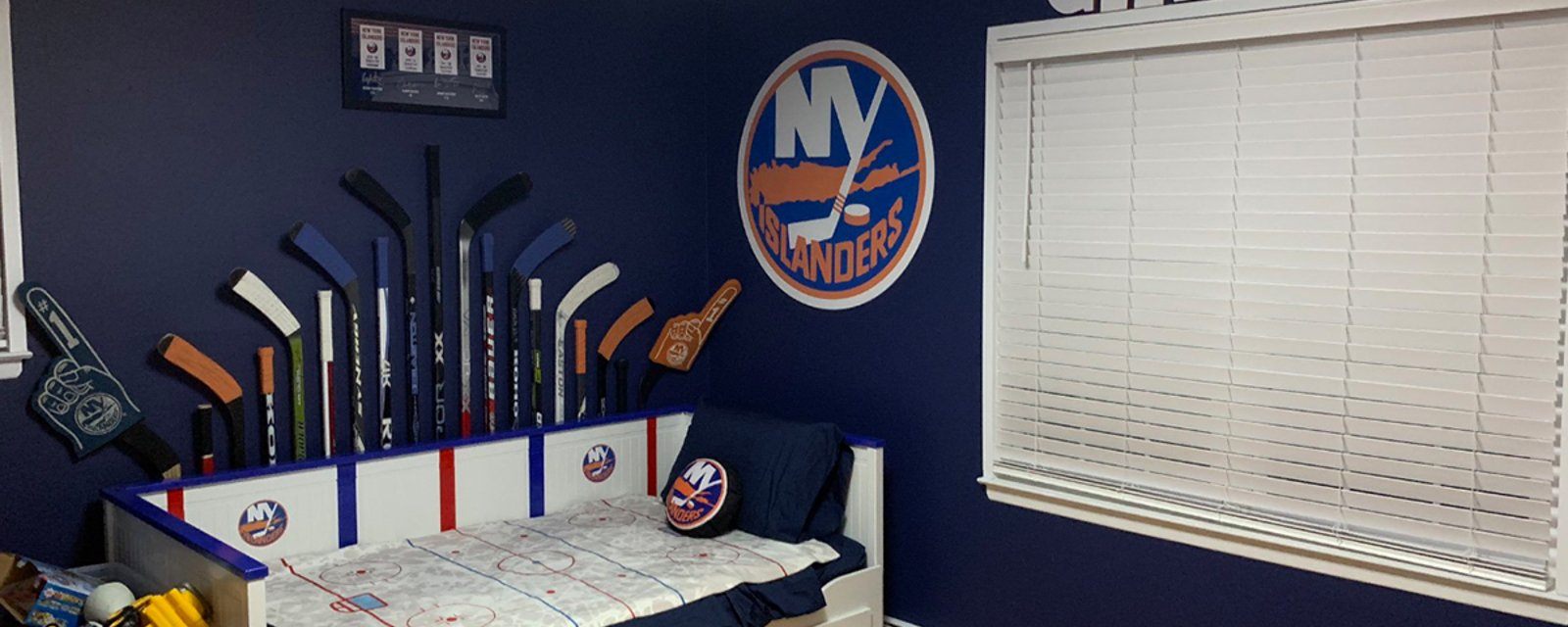 Check out this incredible Islanders themed bedroom for 3-year-old boy