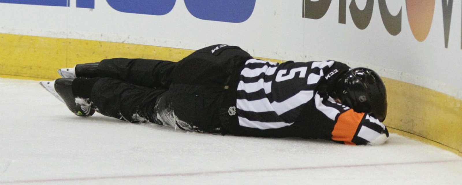 Referee takes deflected slap shot to the face during power-play