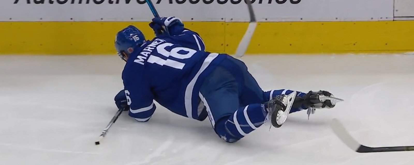 Mitch Marner struggles to get to the bench, appears to have suffered a knee injury. 