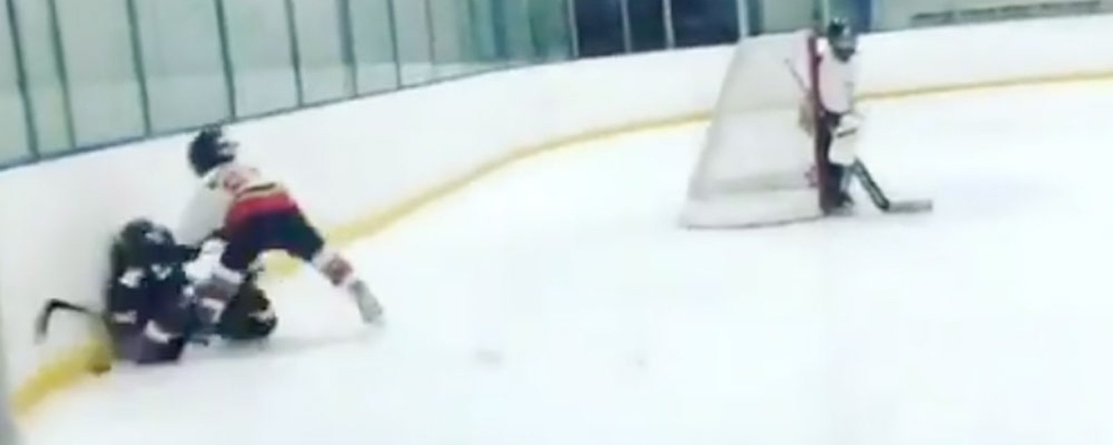 Kid drills rival’s head into boards in no contact hockey game! 