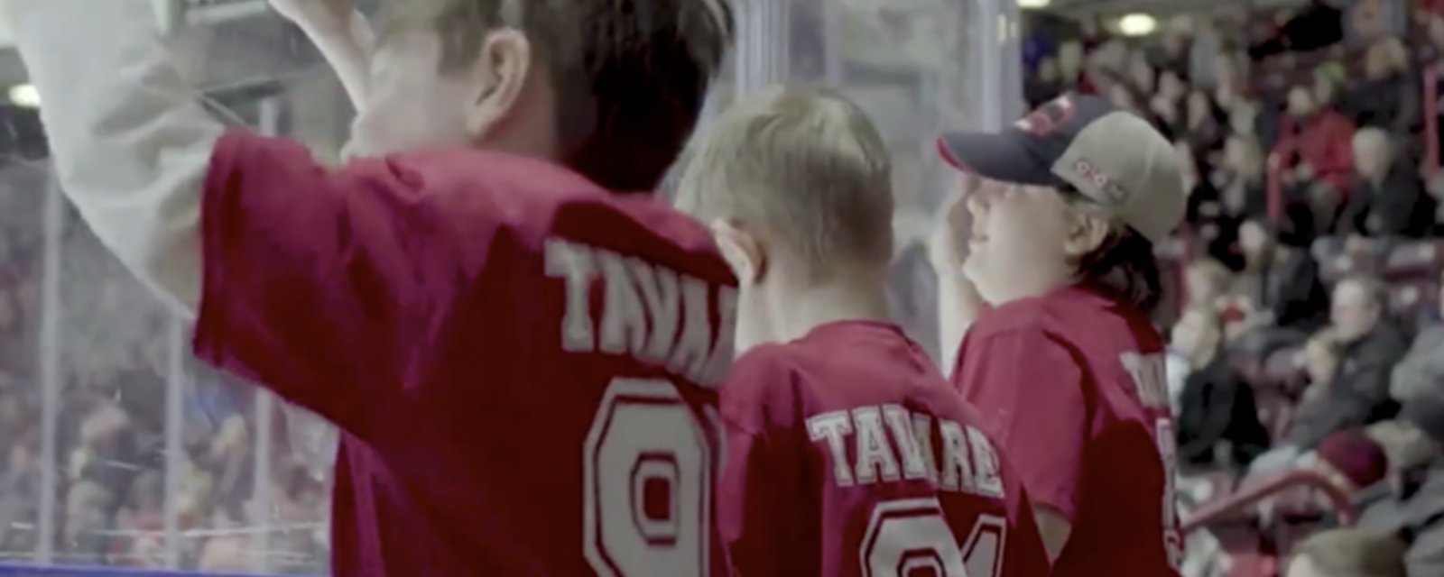 Tavares surprises kids with the memory of a lifetime