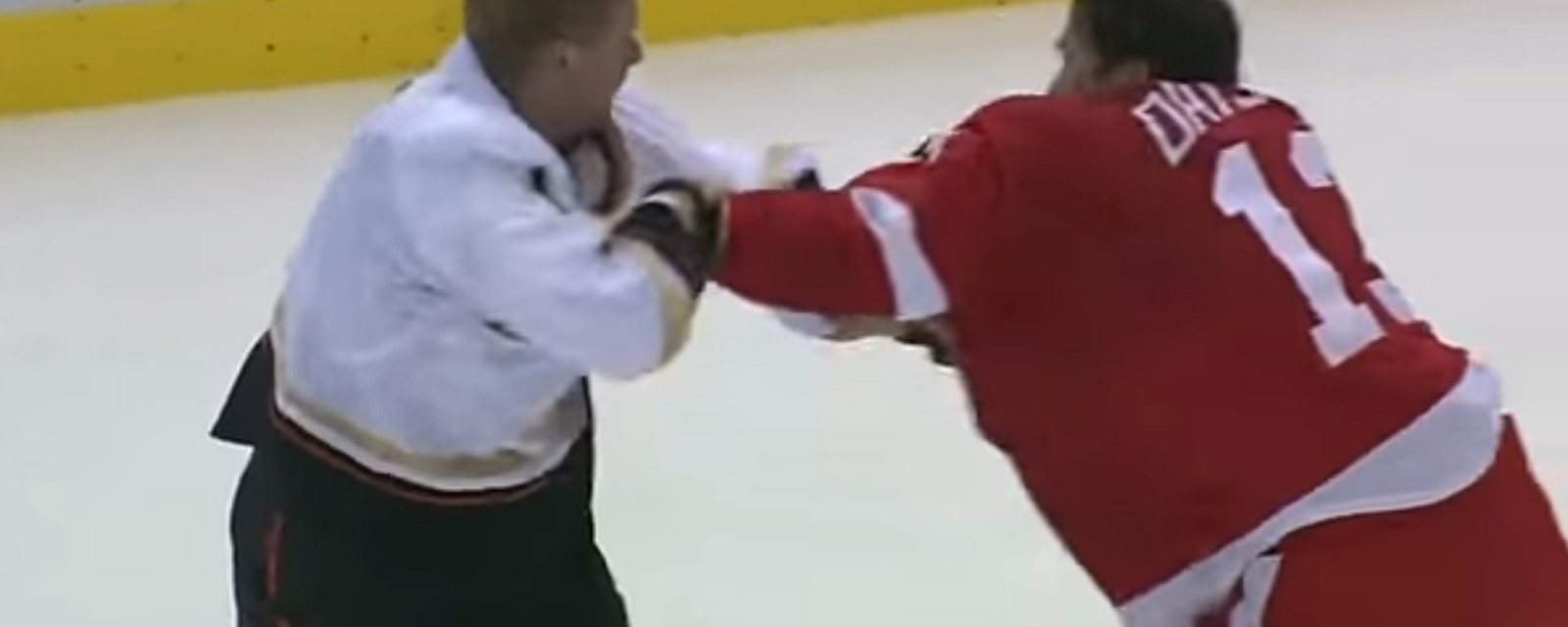 Throwback: Datsyuk drops the gloves with Perry and teaches him a lesson.