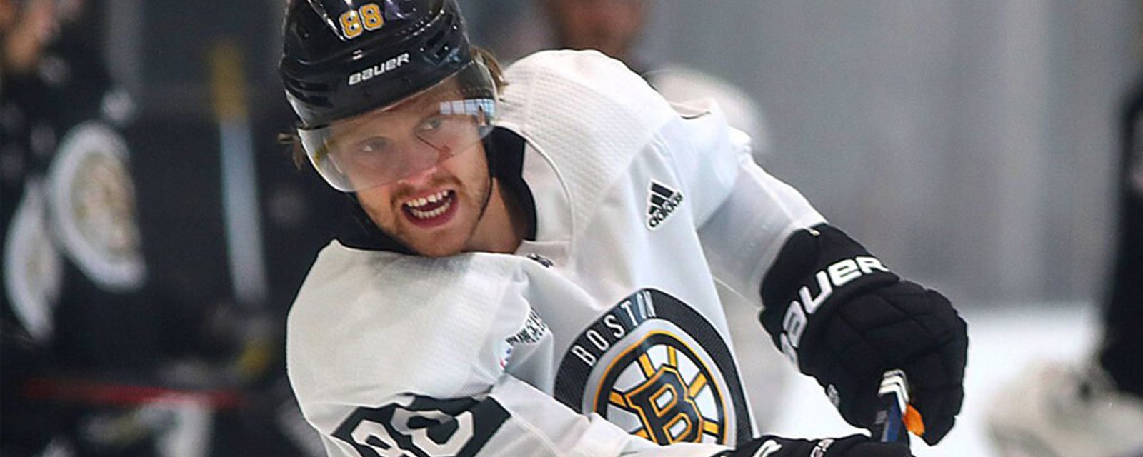 Pastrnak officially rejoins Bruins 