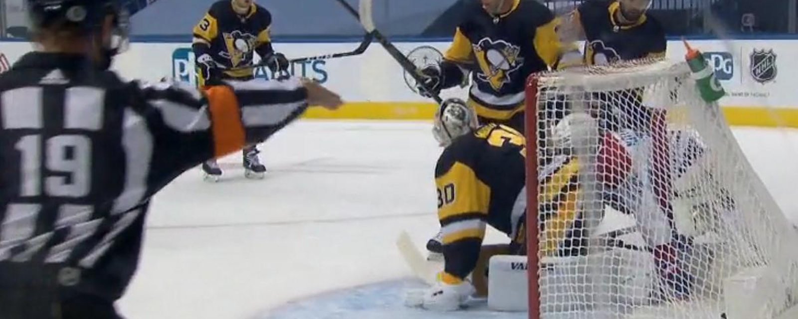 Matt Murray gives up an early goal after getting the start in Game 1.