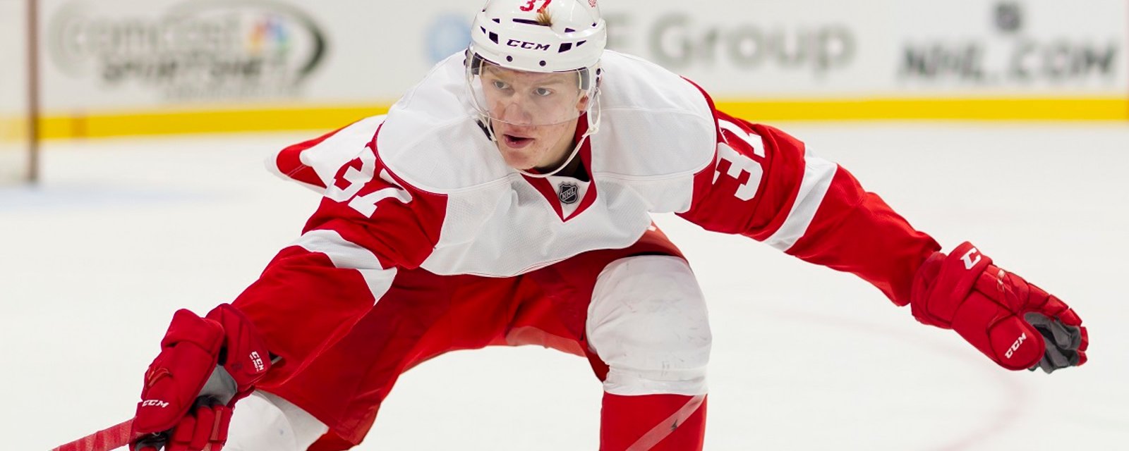 Red Wings sign Svechnikov to a new deal.