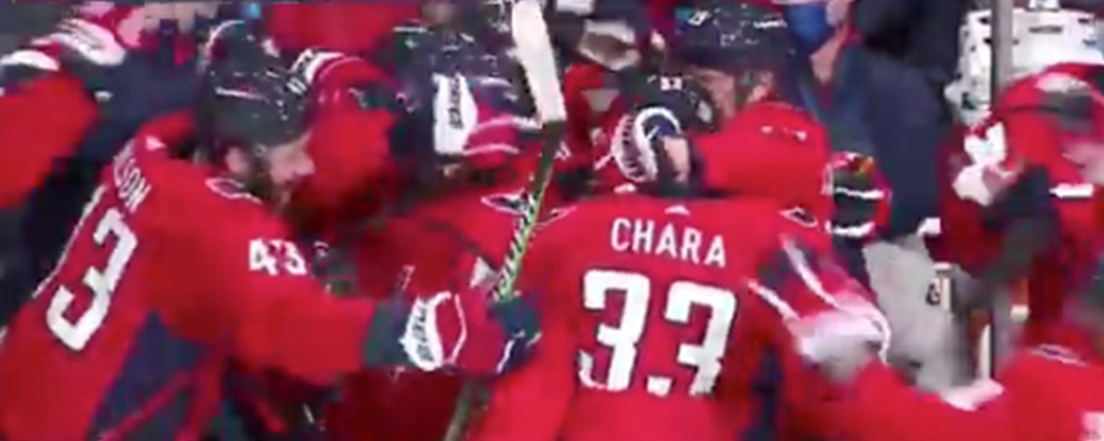 Chara scores his first goal with the Capitals, celebrates with the entire team 