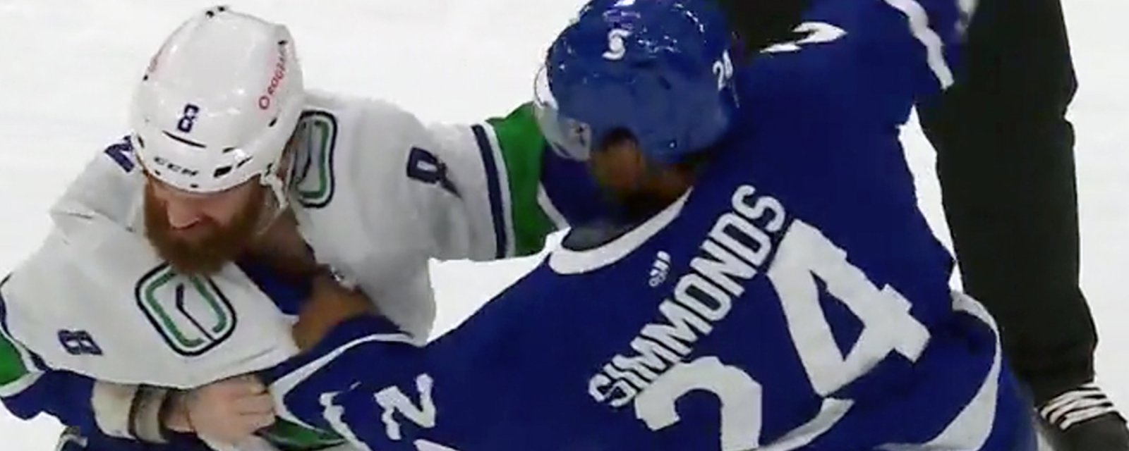 Simmonds lights up Benn with some heavy right hands in very one sided scrap