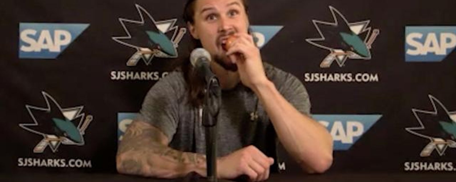 Karlsson loudly chews apple in reporters’ ears after rebuffing question