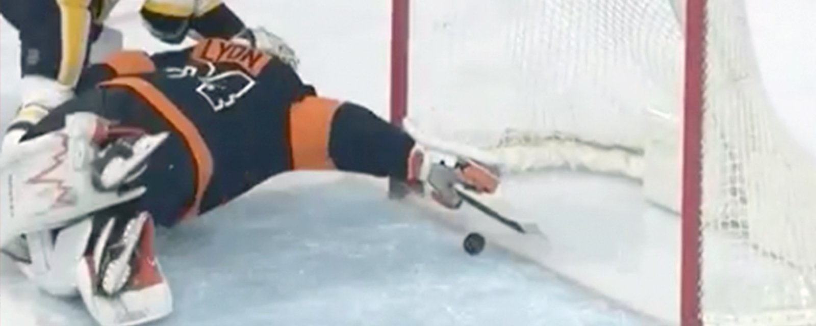 Flyers' Lyon makes absolutely insane diving save against Penguins