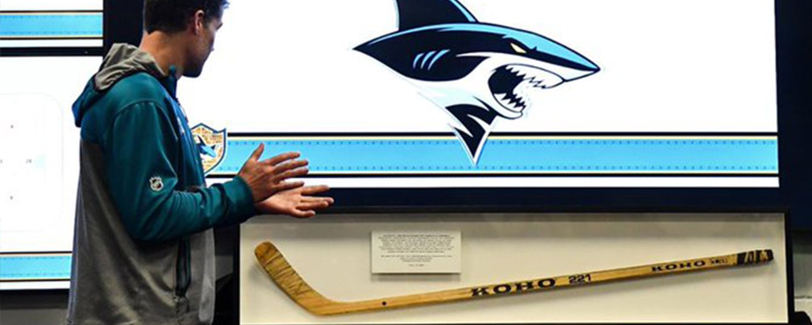 Howe family presents Marleau with the stick used in Gordie Howe's final NHL game