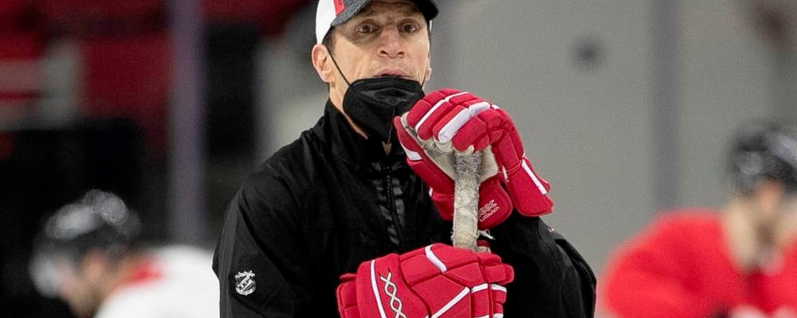 Brind'Amour finally re-signs with Carolina, taking himself off the free agent coaching market