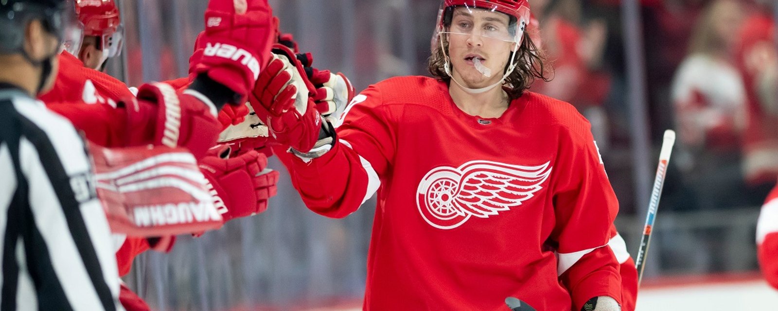 Tyler Bertuzzi has re-signed with the Red Wings.