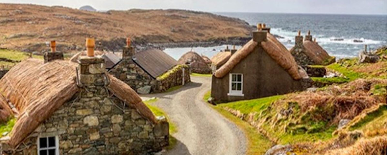 Un village écossais abandonné reconverti en un lieu d'hébergement pour touristes aventuriers