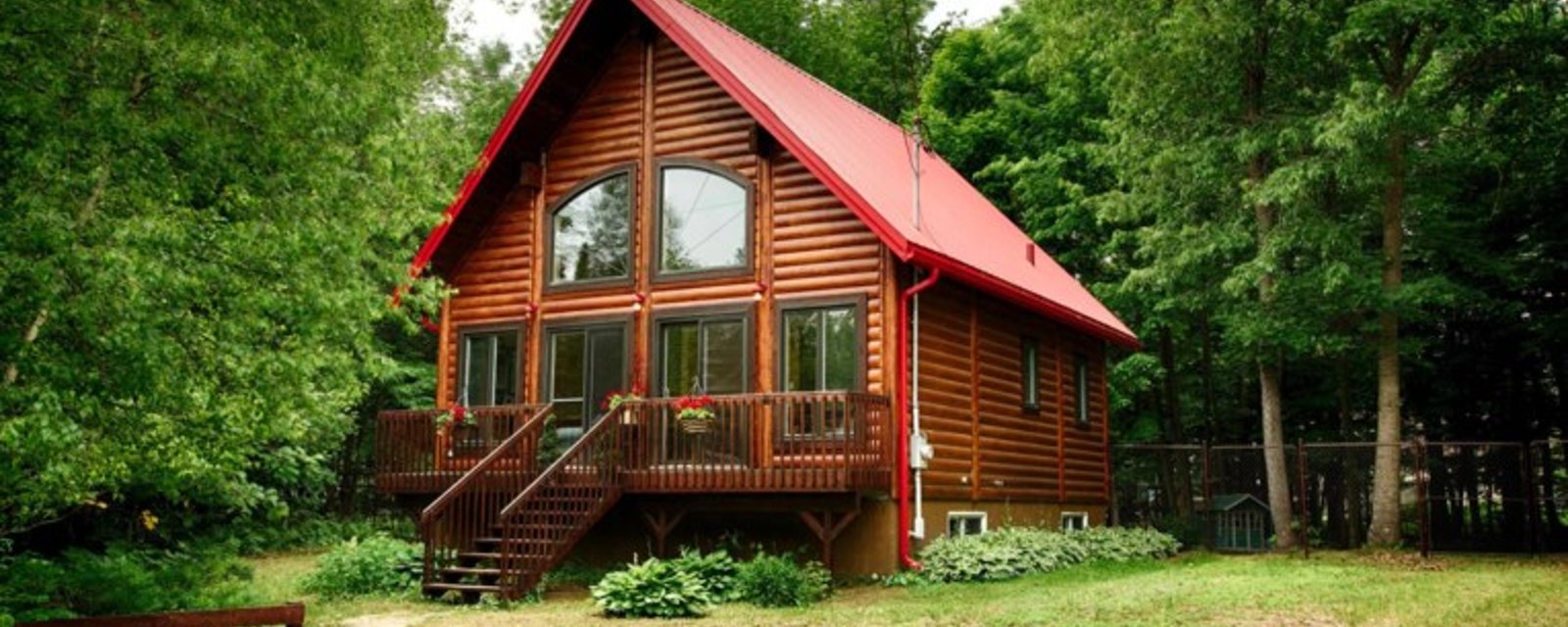Magnifique maison en bois rond aux finitions haute gamme aux abords d’un lac paisible : un véritable havre de paix à votre portée! 