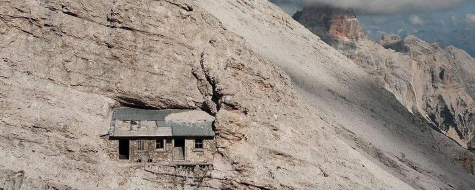 La « maison la plus isolée du monde » est coincée à côté d'une chaîne de montagnes