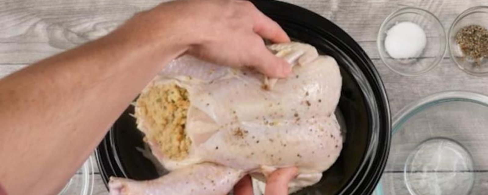 Comment cuire un poulet entier avec farce à la mijoteuse, la recette LA PLUS FACILE du web spécialement pour vous!