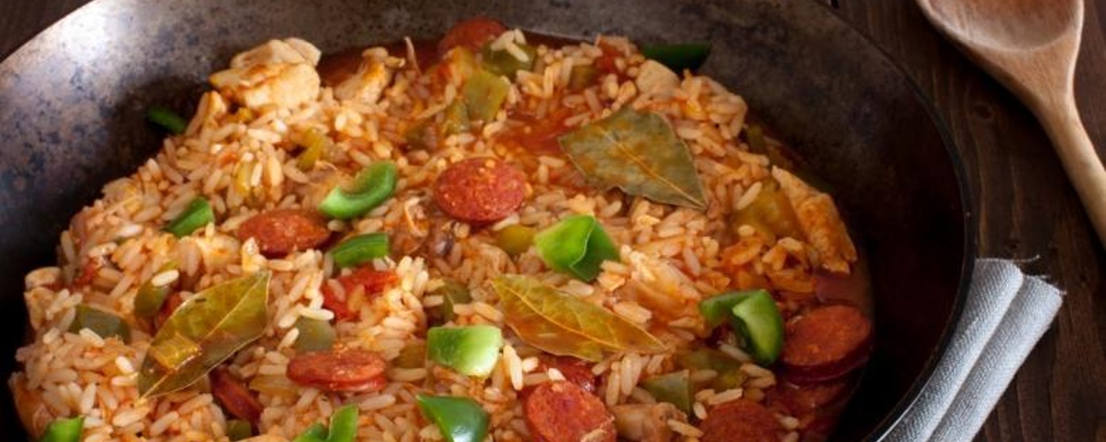 Découvrez la Jambalaya, faite de riz, de saucisses et de morceaux de poulet...une recette à découvrir