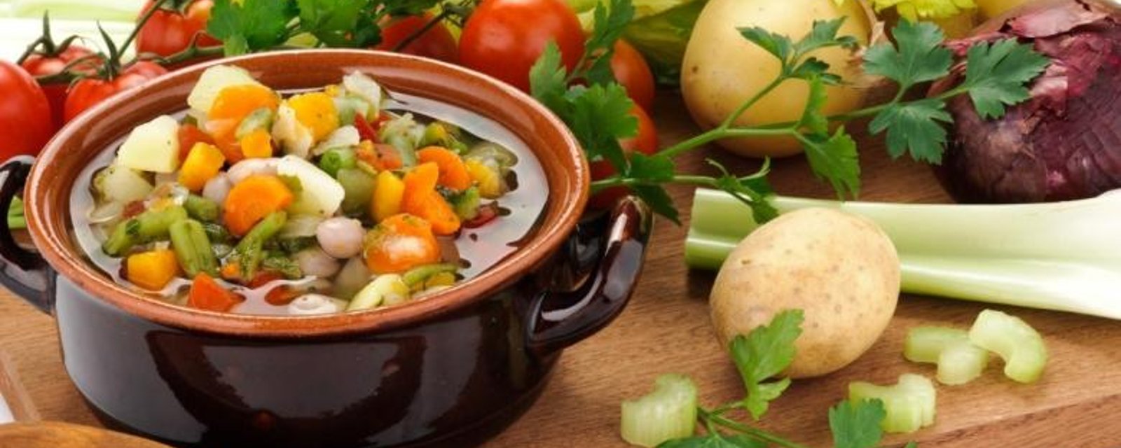 Soupe aux légumes dans un bouillon de boeuf