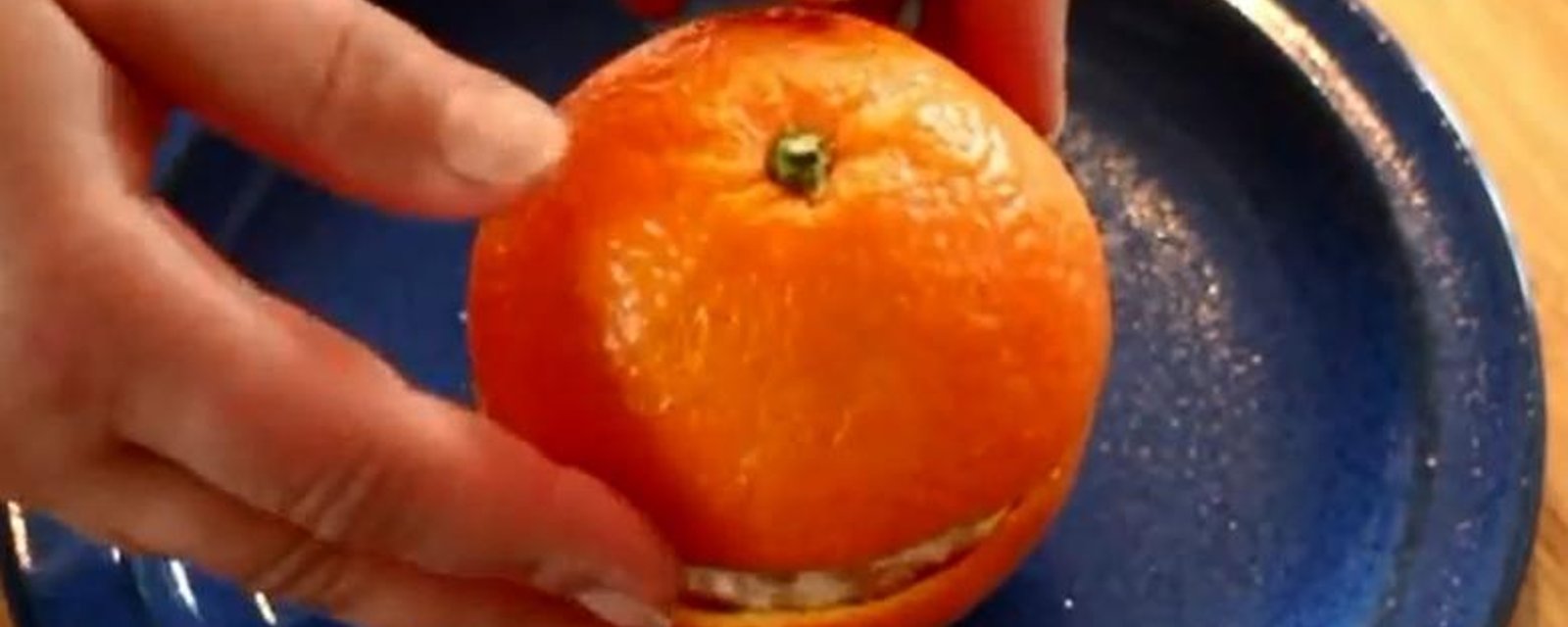 Soyez prévoyant...Voici une façon SIMPLE de préparer une orange pour la route !